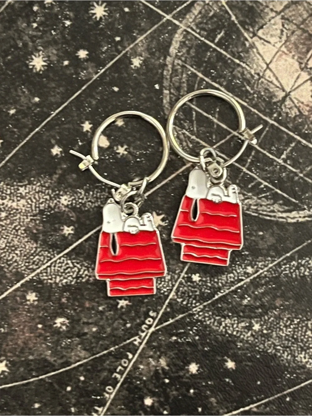 Hot Topic | Snoopy Dangle Earrings - Picture 1 of 3